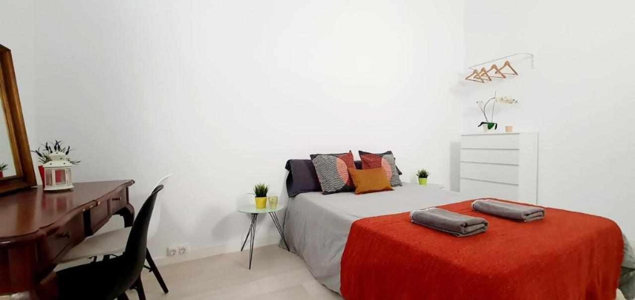 Hostal Urban Basic L'Hospitalet de Llobregat Exterior photo
