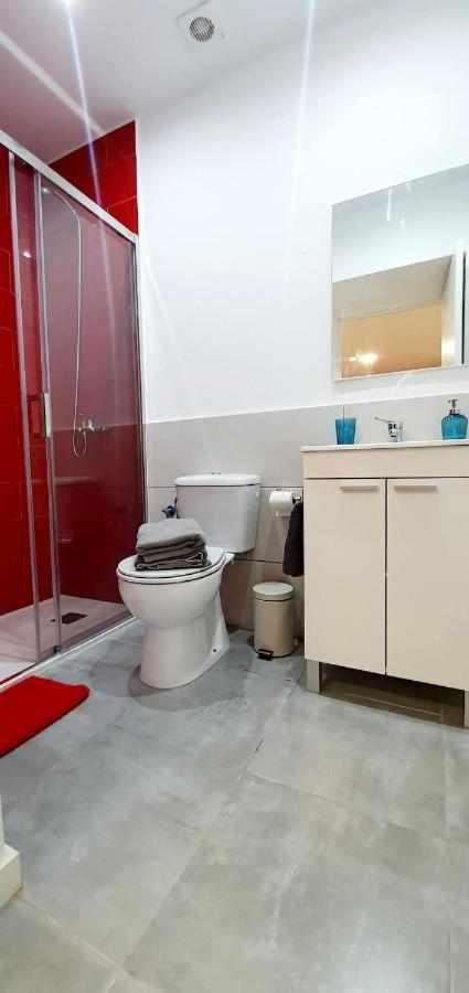 Hostal Urban Basic L'Hospitalet de Llobregat Exterior photo