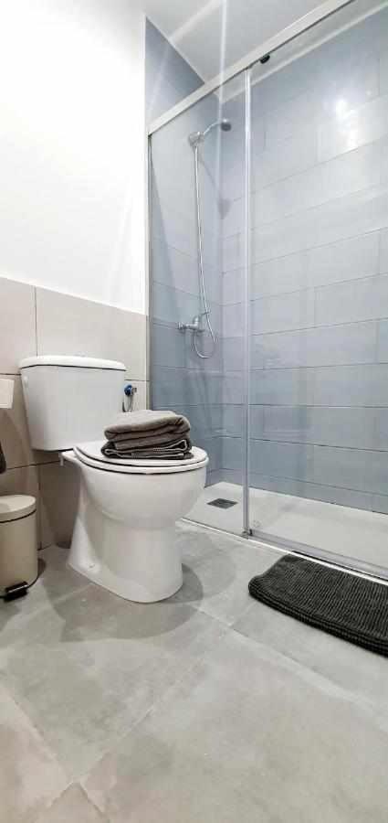 Hostal Urban Basic L'Hospitalet de Llobregat Exterior photo