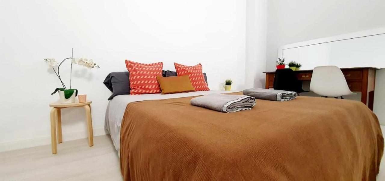 Hostal Urban Basic L'Hospitalet de Llobregat Exterior photo