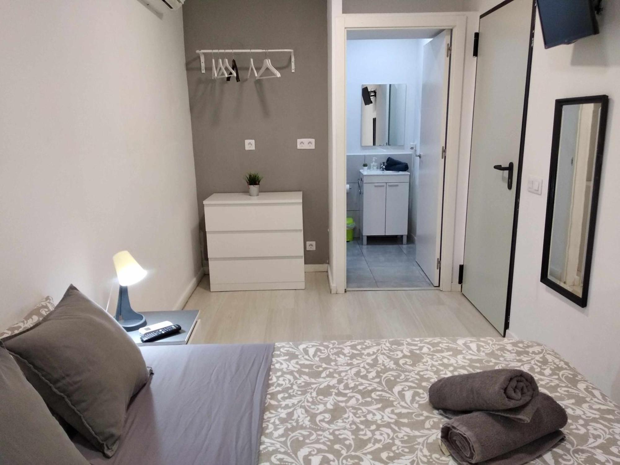 Hostal Urban Basic L'Hospitalet de Llobregat Room photo