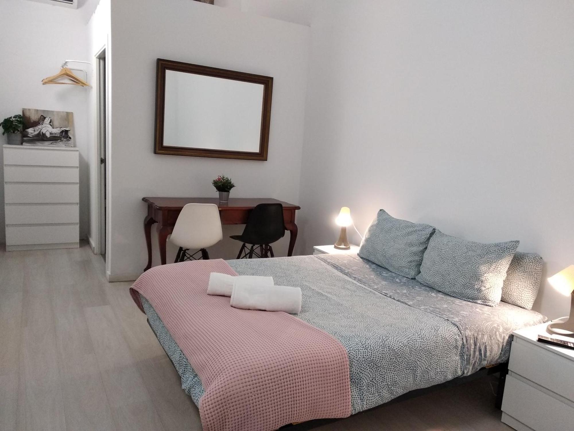 Hostal Urban Basic L'Hospitalet de Llobregat Exterior photo
